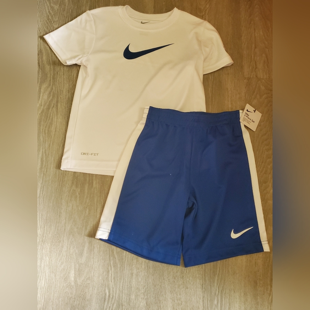 Boy's Nike Set Size 5 or 7 NWT